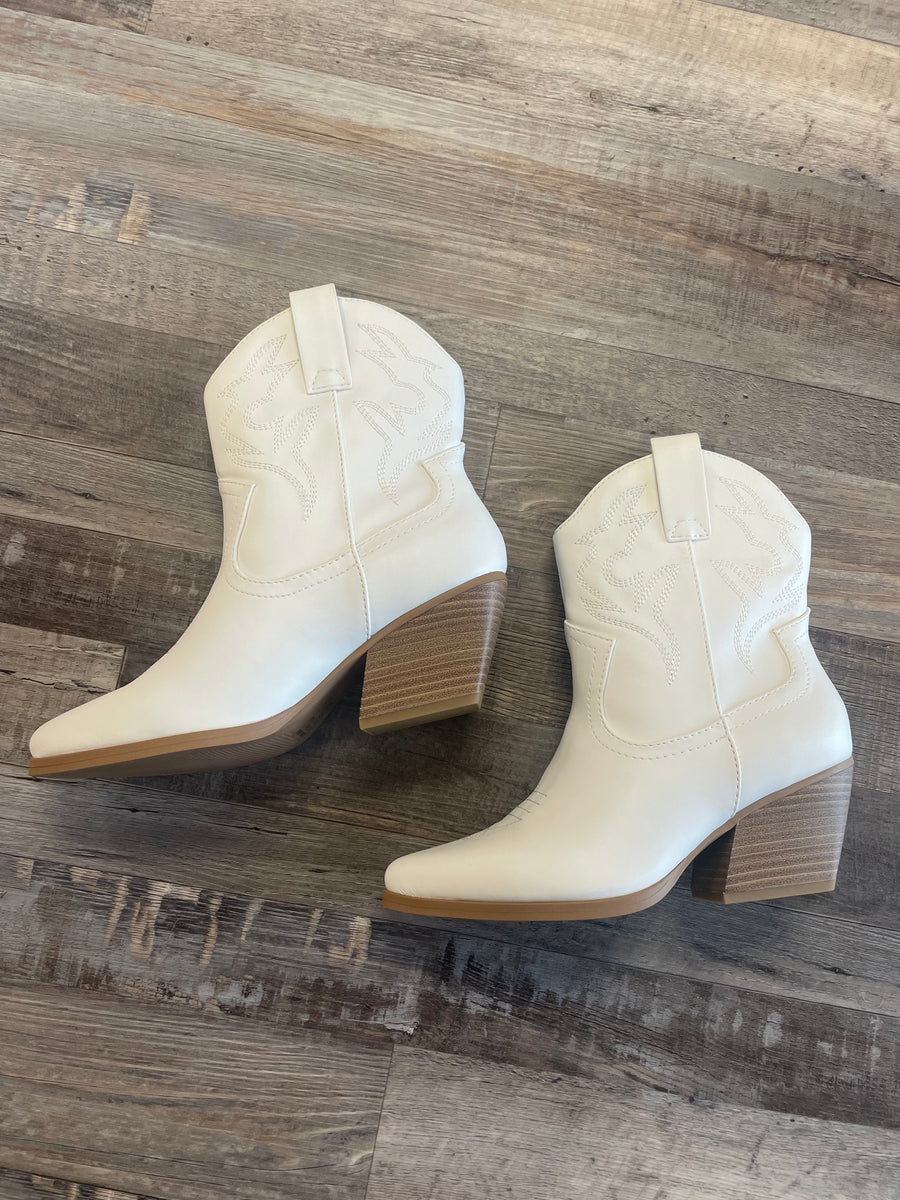 Short white outlet cowboy boots