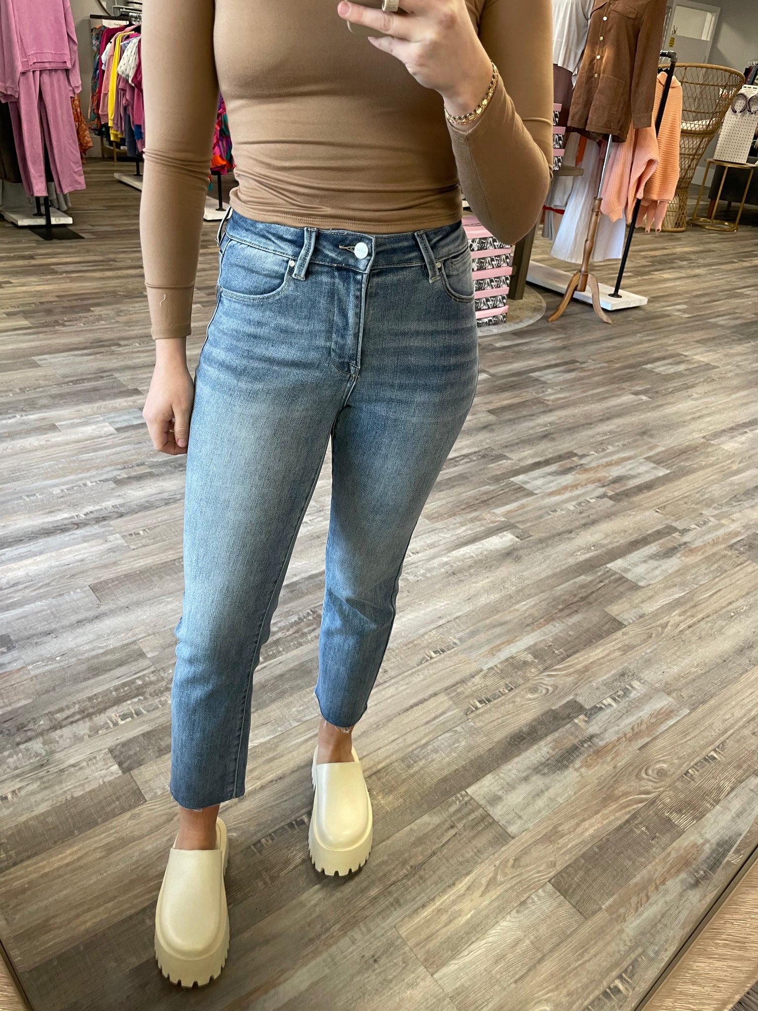 Mid-Rise Straight Cropped Jeans - Medium